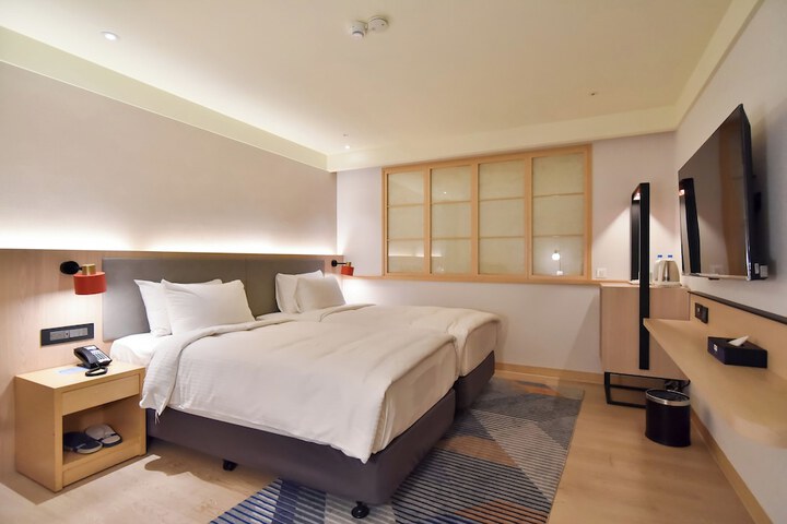 Room 27 of 76