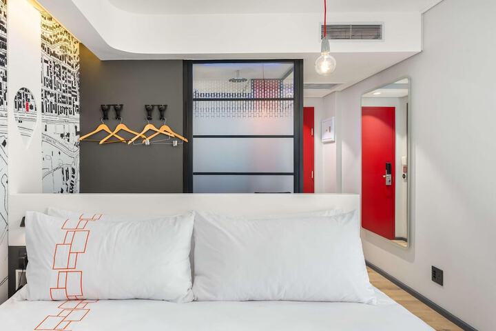 Room 13 of 165