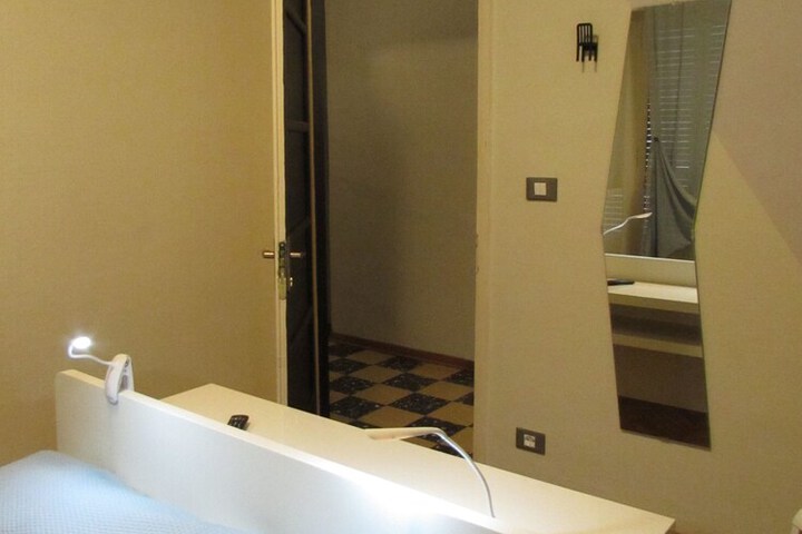 Room 2 of 28