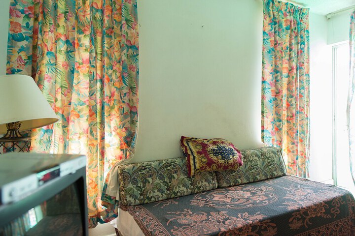 Room 6 of 25