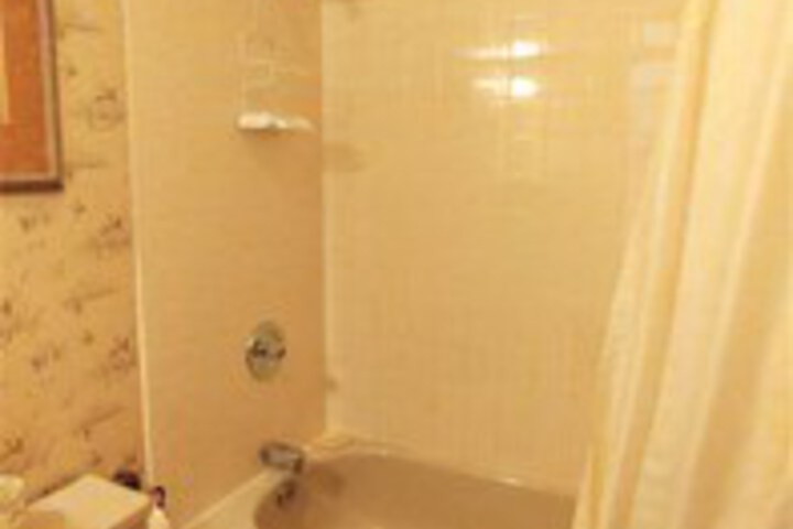 Room 6 of 18