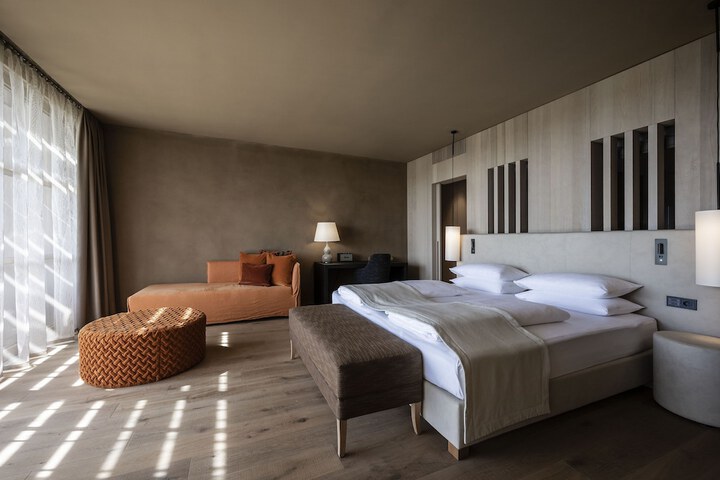 Room 9 of 42