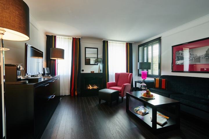 Room 8 of 43