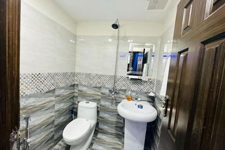 Room 5 of 12