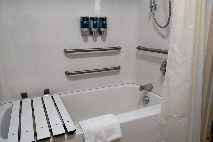 2 Queen Beds Flat Screen Television Microwave and Refrigerator, Continental Breakfast (8 of 18)