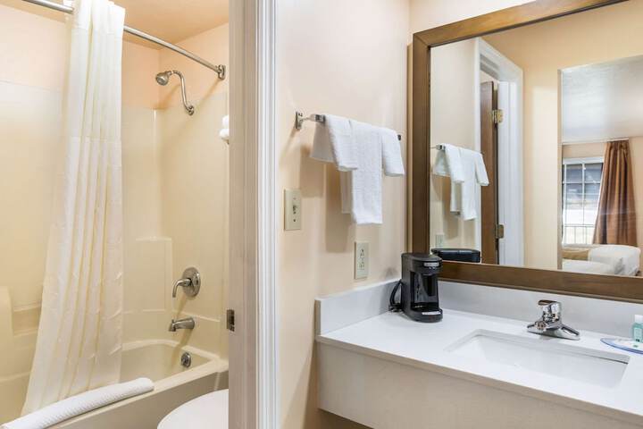 1 Queen Bed Accessible (8 of 14)