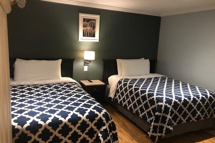 1 Queen Bed (4 of 8)