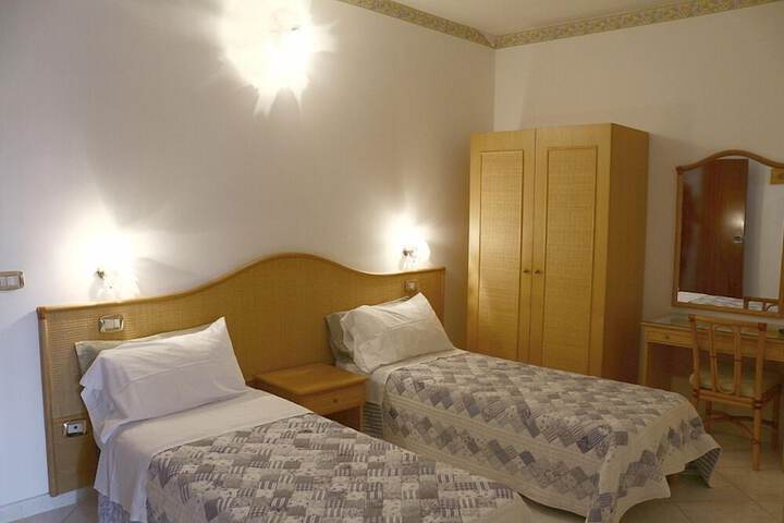 Room 6 of 33
