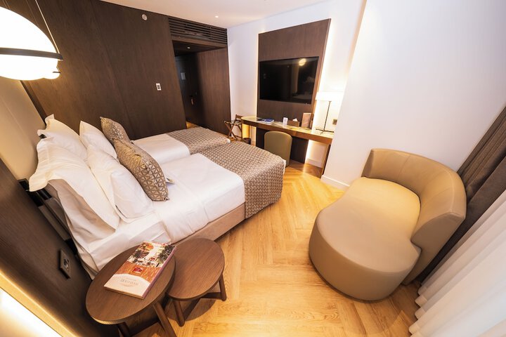 Room 44 of 200