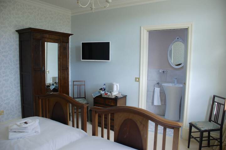 Room 3 of 64