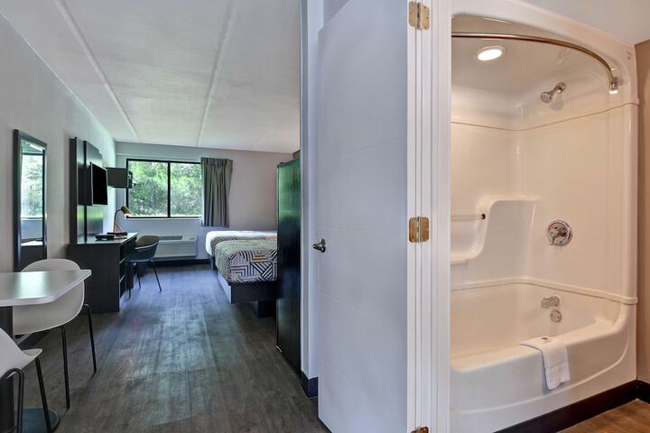 Room 8 of 28