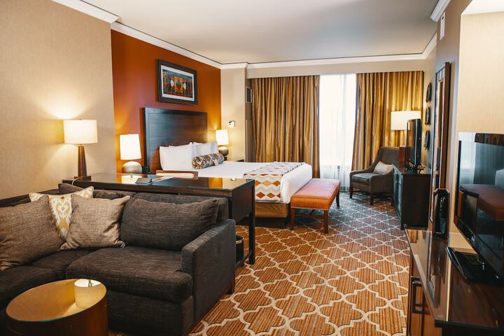 1 King Bed (5 of 8)