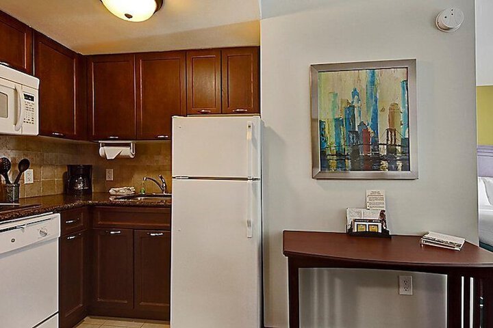 1 Queen Bed Studio Suite Studio Full Kitchen (2 of 14)