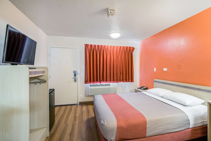 1 Queen Bed (5 of 16)