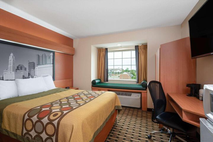 1 Queen Bed (13 of 17)