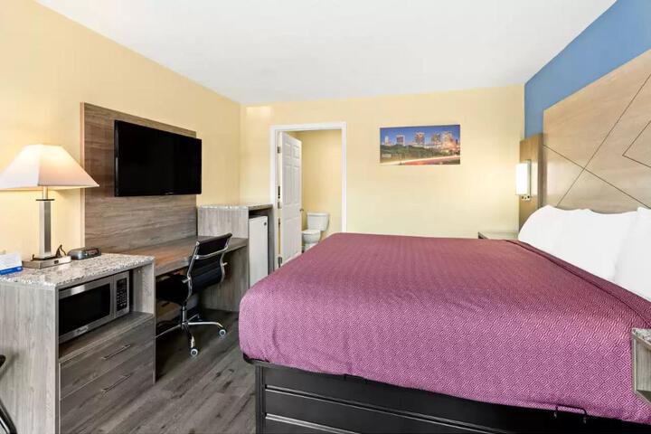 1 King Bed (12 of 18)