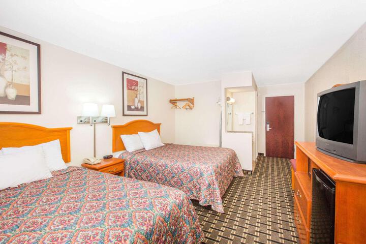 1 Queen Bed (4 of 8)