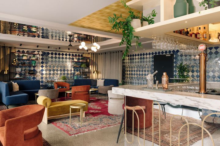 Lobby lounge