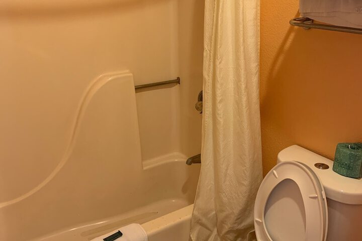 2 Queen Beds (11 of 13)