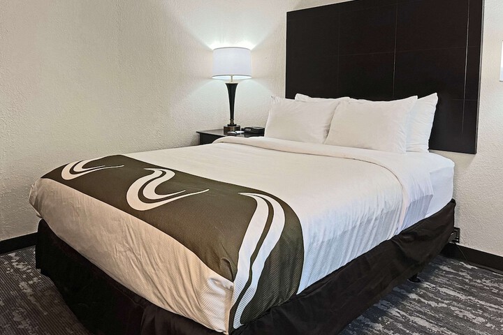 2 Queen Beds (5 of 12)