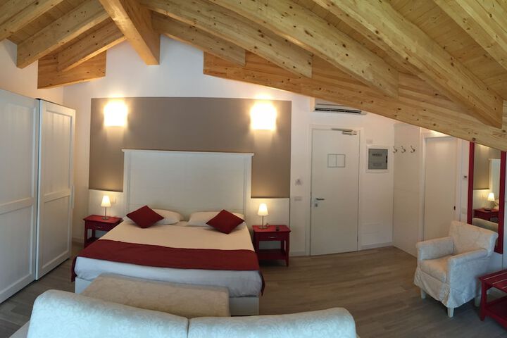 Room 10 of 32