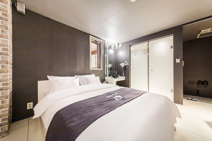 Room 3 of 20