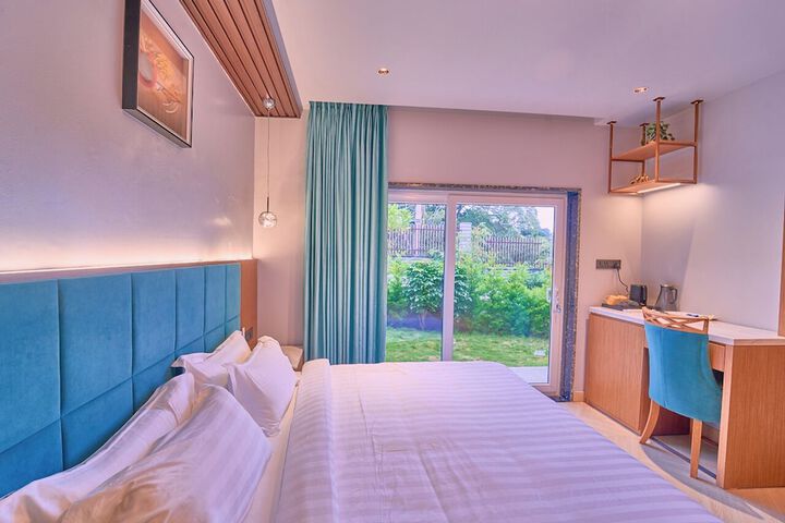 Room 4 of 100