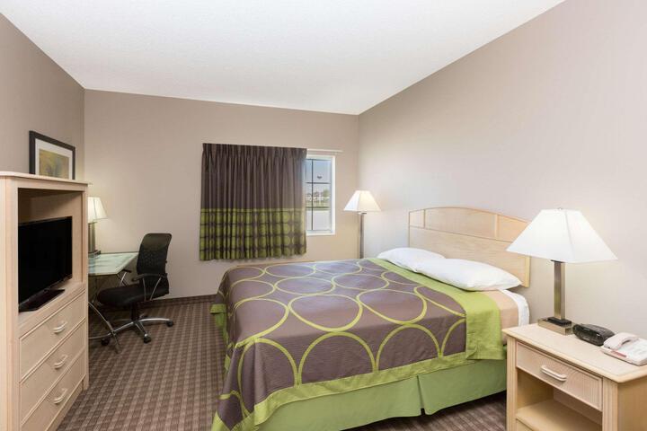 1 Queen Bed Accessible Room (1 of 10)