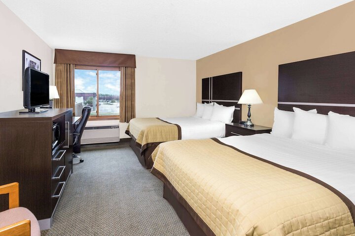 1 Queen Bed Accessible Room No Pets (1 of 15)