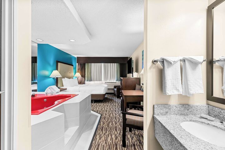 1 Queen Bed Shower Microwave and Refrigerator Flat Screen Television High Speed Internet Accessible Full Breakfast (20 of 20)