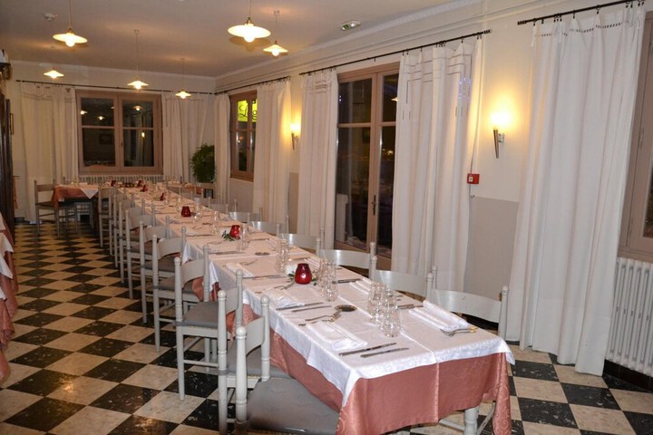 Dining 26 of 32