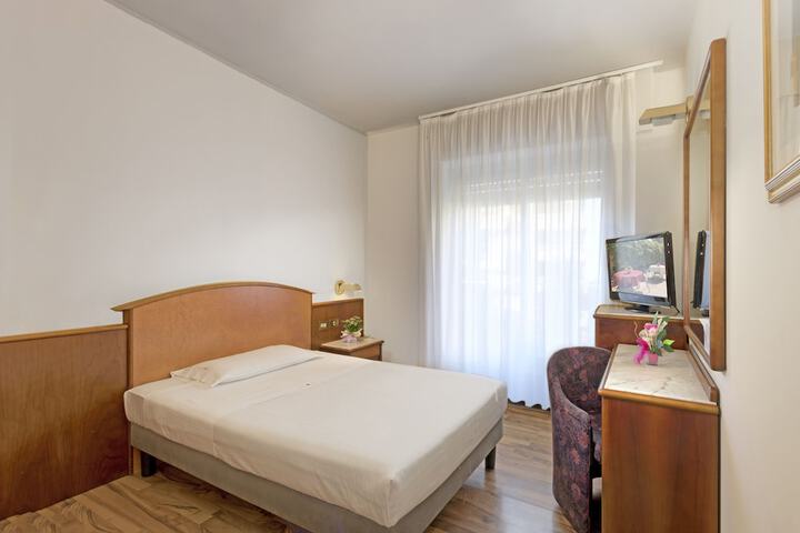 Room 14 of 33