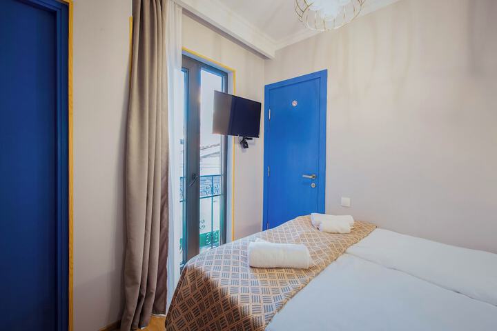 Room 9 of 18