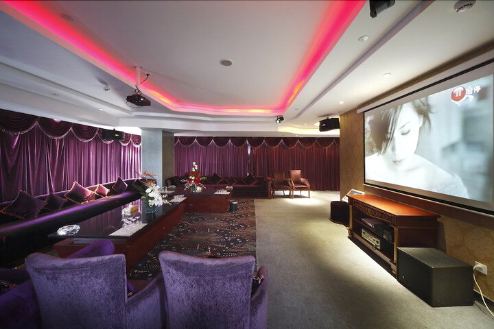 Room 11 of 16