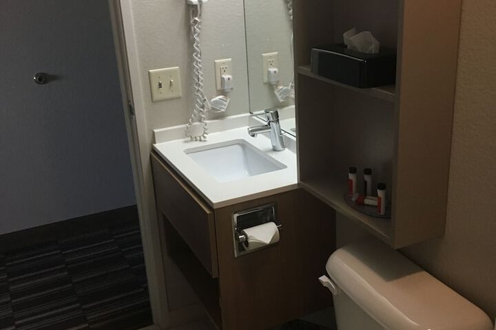 1 Queen Bed Accessible Room (17 of 25)
