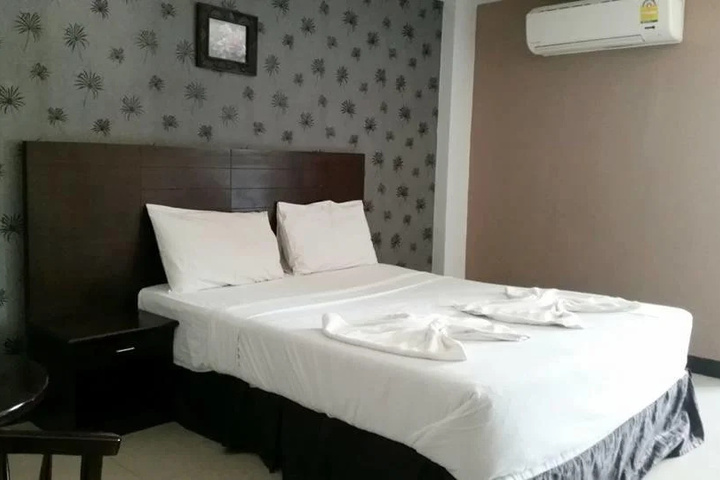 Room 5 of 11