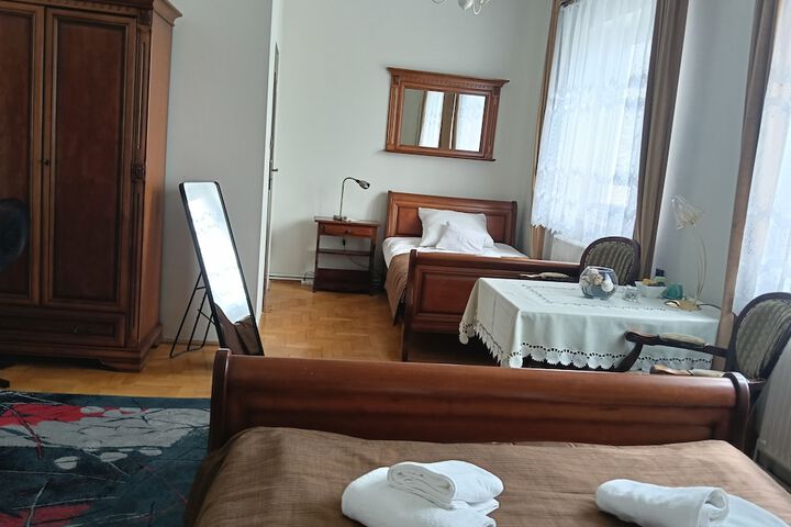 Room 10 of 77