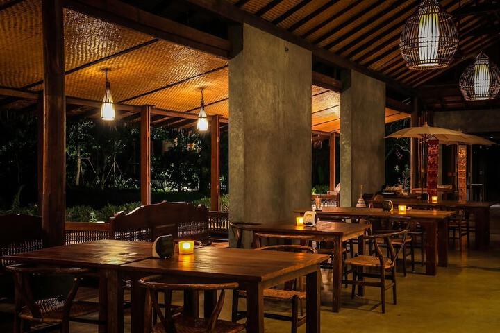 Dining 52 of 68