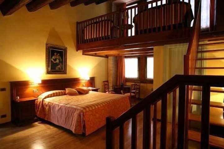 Room 9 of 25