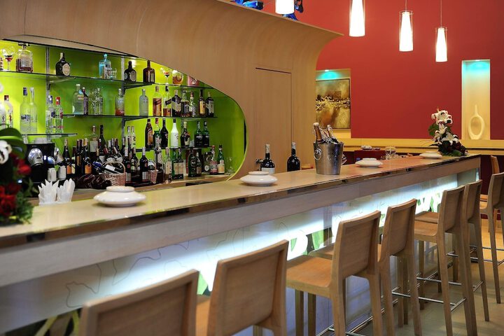 Lounge 96 of 143