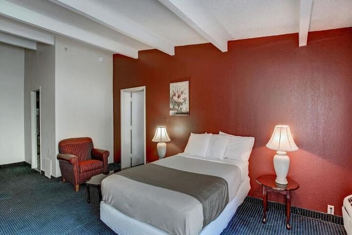1 Queen Bed (2 of 6)