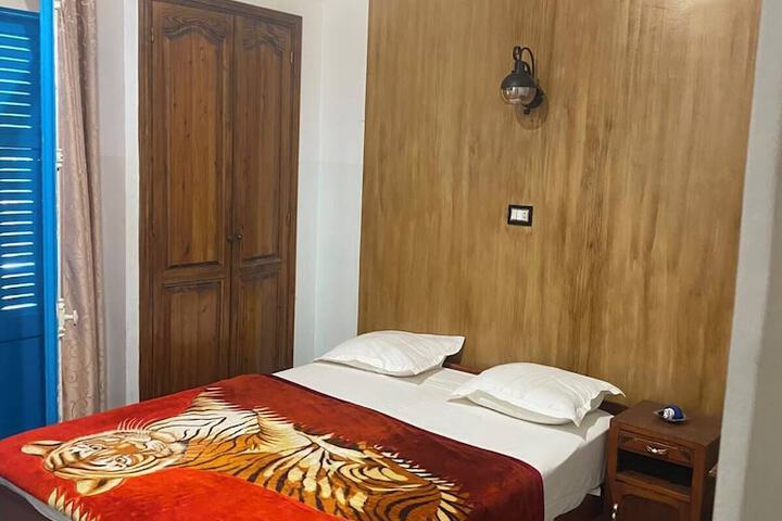Room 10 of 42