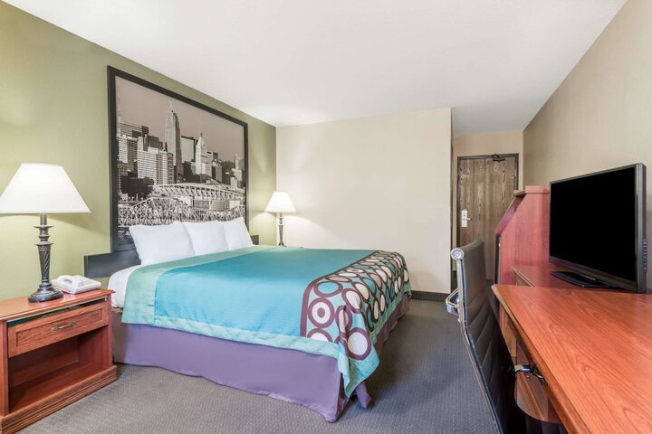 1 Queen Bed (12 of 13)
