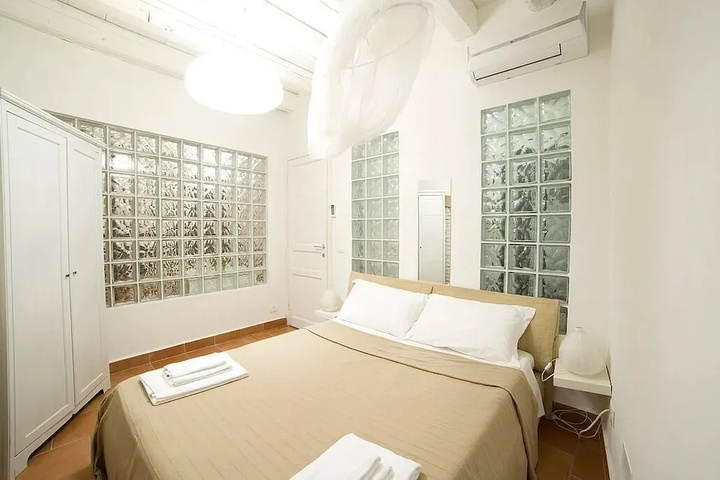 Room 4 of 12