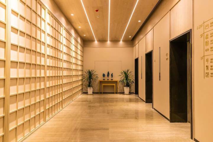 Ballroom/Hall 23 of 24
