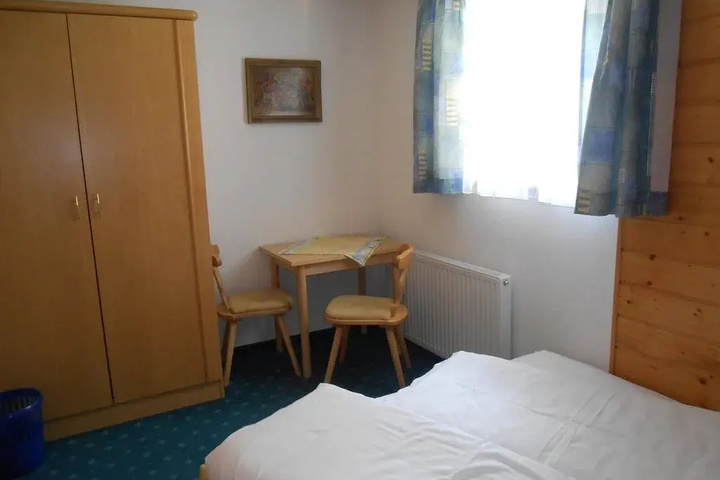 Room 5 of 11