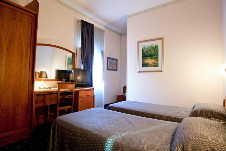 Room 11 of 27