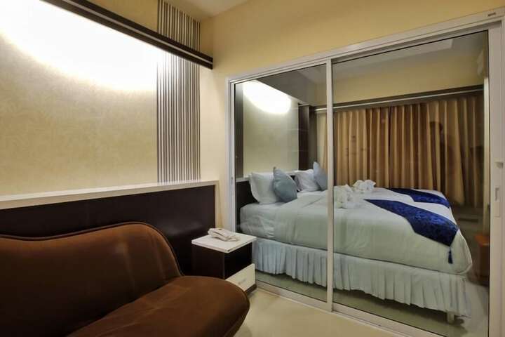 Room 32 of 46