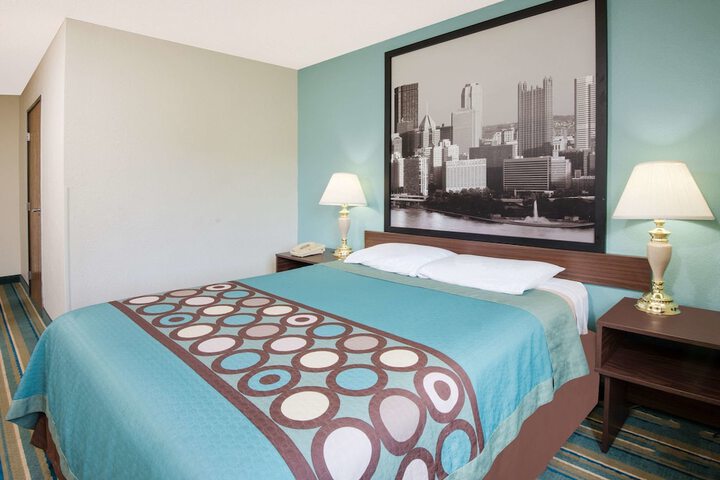 1 Queen Bed (3 of 8)