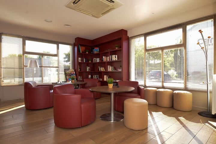 Lounge 20 of 27